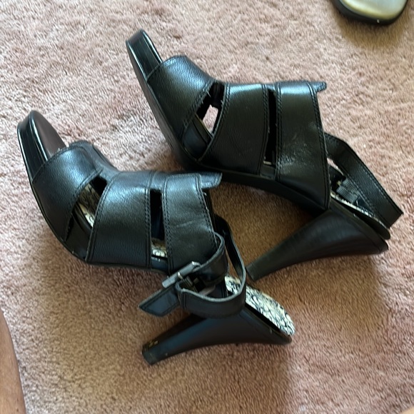 Vera Wang size 8 high heeled sandals - Picture 2 of 4